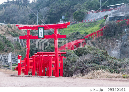 日本 山口県長門市にある元乃隅神社の正面の鳥居と鳥居のトンネル 日本 山口県長門市にある元乃隅神社の正面の鳥居と鳥居のトンネル 99540161
