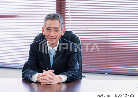 笑顔の会社役員 99540738
