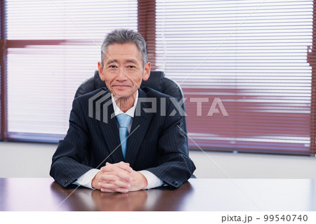 笑顔の会社役員 99540740