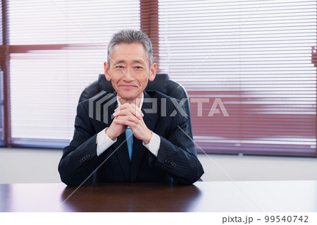 笑顔の会社役員 99540742