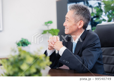 笑顔の会社役員 99540749