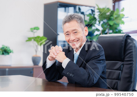 笑顔の会社役員 99540750