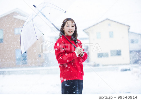 雪の中傘をさす女性 snow 雪の中傘をさす女性 snow 99540914