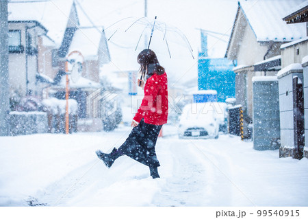 雪の中歩く女性　snow 99540915