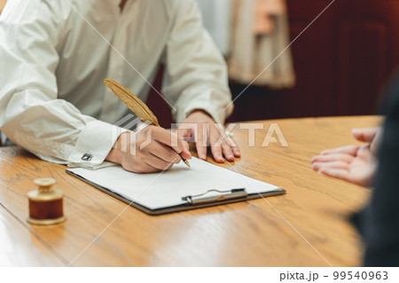 コンシェルジュ・ホテリエ・ウェディングプランナーと打ち合わせ・契約する男女（結婚相談所） 99540963