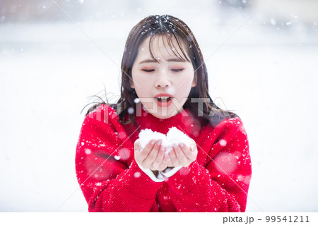 両手に雪を持つ女性　snow 99541211