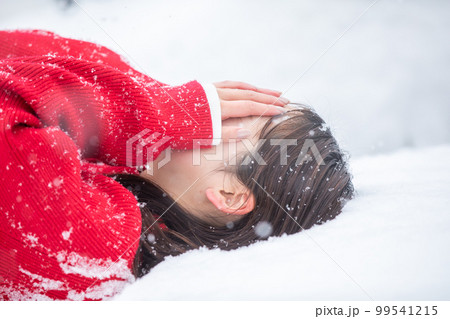 雪の上に寝転ぶ女性　snow 99541215