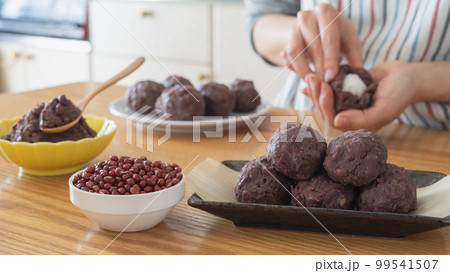おはぎ・ぼた餅を作る女性　イメージ 99541507