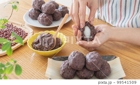 おはぎ・ぼた餅を作る女性 イメージ おはぎ・ぼた餅を作る女性 イメージ 99541509