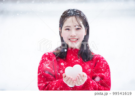雪の中ハートを持つ女性　snow 99541619