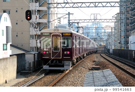 大阪梅田方面へ向かう阪急電車 大阪梅田方面へ向かう阪急電車 99541663