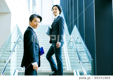 ミーティング　男性　営業　撮影協力：LINK FOREST 99541969