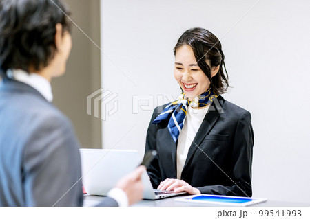 ホテルで受付をする若い女性　撮影協力：LINK FOREST 99541993