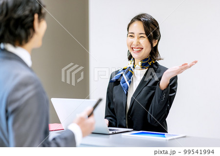 ホテルで受付をする若い女性 撮影協力:LINK FOREST ホテルで受付をする若い女性 撮影協力:LINK FOREST 99541994