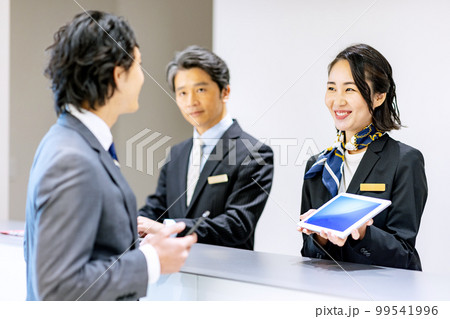 ホテルで受付をする若い女性 撮影協力:LINK FOREST ホテルで受付をする若い女性 撮影協力:LINK FOREST 99541996