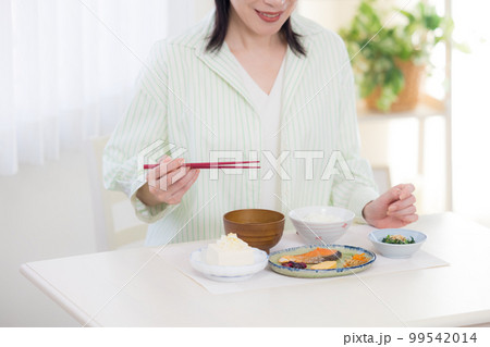 食事シーン　食事を楽しむミドル女性の手元 99542014