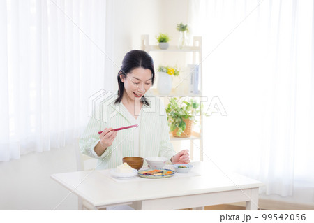 食事シーン　食事を楽しむミドル女性 99542056