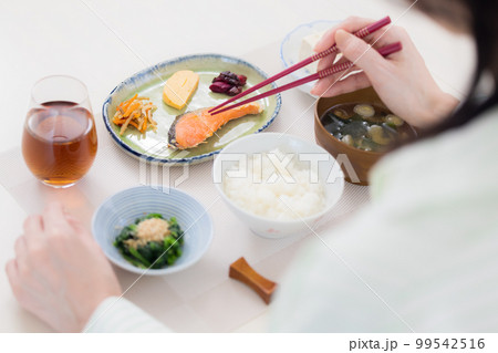 食事シーン 食事を楽しむ女性の手元 食事シーン 食事を楽しむ女性の手元 99542516