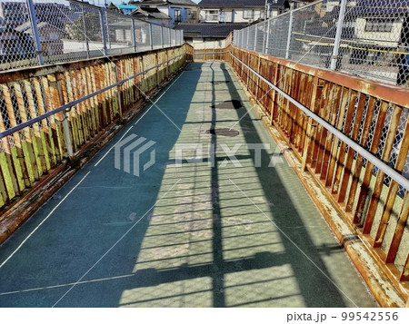 サビが出て古くなった歩道橋 99542556