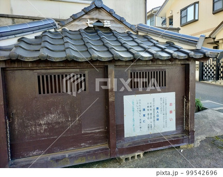 瓦葺きのゴミ集積場 99542696