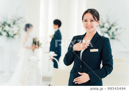 結婚式場・ホテルで働くウェディングプランナー・介添人・アテンダー・ホテリエの女性 99543494