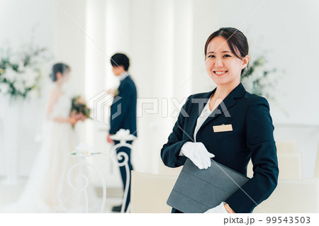 結婚式場・ホテルで働くウェディングプランナー・介添人・アテンダー・ホテリエの女性 99543503