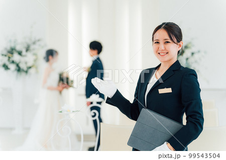 結婚式場・ホテルで働くウェディングプランナー・介添人・アテンダー・ホテリエの女性 結婚式場・ホテルで働くウェディングプランナー・介添人・アテンダー・ホテリエの女性 99543504