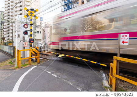 遮断中の踏切 99543622