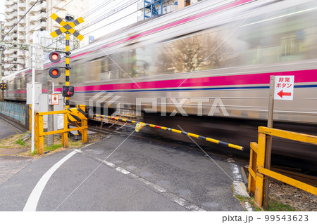 遮断中の踏切 99543623