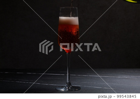 よく冷えたロゼのシャンパン(スパークリングワイン)をフルートグラスに注ぐ よく冷えたロゼのシャンパン(スパークリングワイン)をフルートグラスに注ぐ 99543845