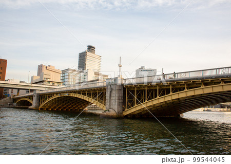幕府の御米蔵をイメージして黄色に塗装された蔵前橋 99544045