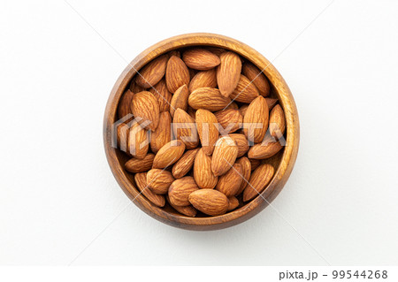 木製の器に入ったアーモンド　白バック 99544268