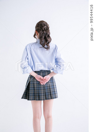 制服を着た女子高生の後ろ姿 制服を着た女子高生の後ろ姿 99544416