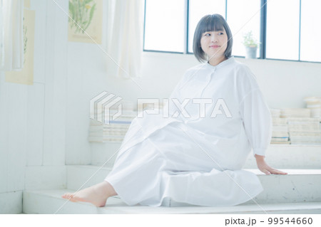 自分らしさ、ボディポジティブの女性ポートレート 自分らしさ、ボディポジティブの女性ポートレート 99544660