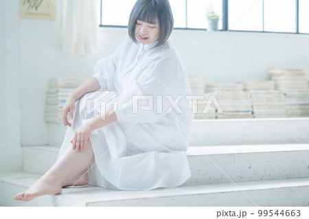 自分らしさ、ボディポジティブの女性ポートレート 自分らしさ、ボディポジティブの女性ポートレート 99544663