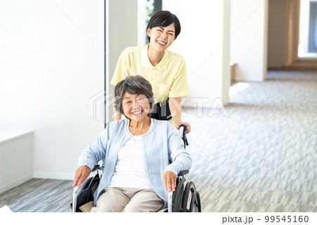 車椅子のシニア女性と若いヘルパー 撮影協力「LINK FOREST」 車椅子のシニア女性と若いヘルパー 撮影協力「LINK FOREST」 99545160