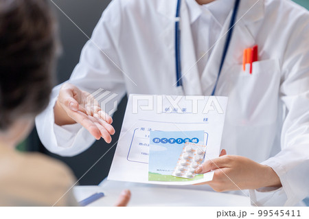 薬を渡す薬剤師　撮影協力「LINK FOREST」 99545411