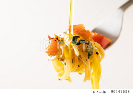 パスタにオリーブオイルをかける パスタにオリーブオイルをかける 99545638