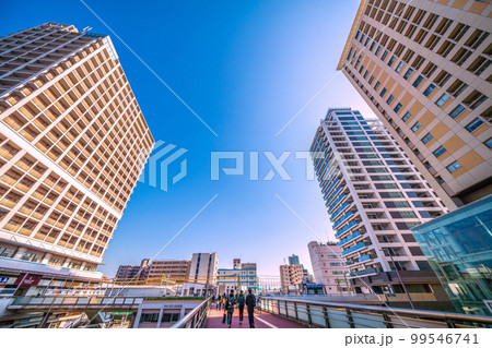 日本の横浜都市景観　東神奈川駅前から京急東神奈川駅などを望む 99546741
