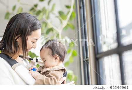 赤ちゃんとお母さん 赤ちゃんとお母さん 99546961