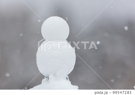 雪の降る高原 シンプルな雪だるま 雪の降る高原 シンプルな雪だるま 99547283