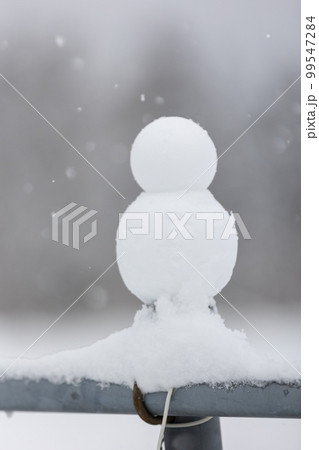 雪の降る高原 シンプルな雪だるま 雪の降る高原 シンプルな雪だるま 99547284