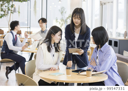 おしゃれなオフィスで働く人々　カフェスペース 99547331