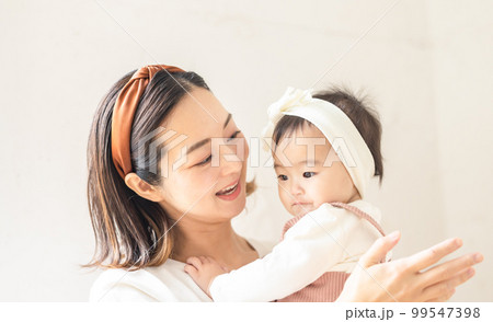 赤ちゃんとお母さん 赤ちゃんとお母さん 99547398