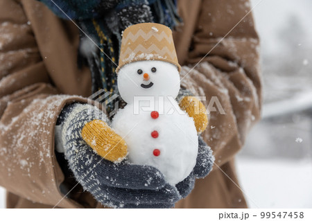 雪だるまを持つ人の写真素材 [99547458] - PIXTA