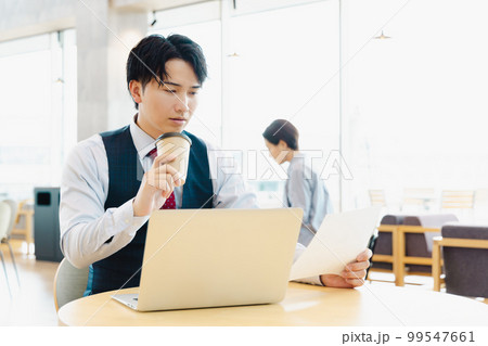 コワーキングスペースで働く男性 99547661