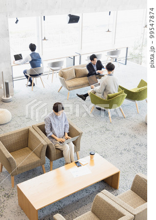 オシャレなデザイナーズオフィスで働く男女 99547874