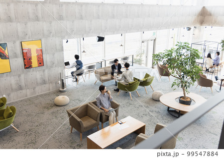 オシャレなデザイナーズオフィスで働く男女 99547884