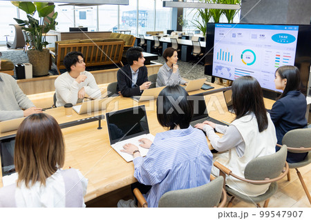 モニターを使って打合せをする男女 99547907