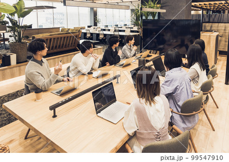 モニターを使って打合せをする男女 99547910